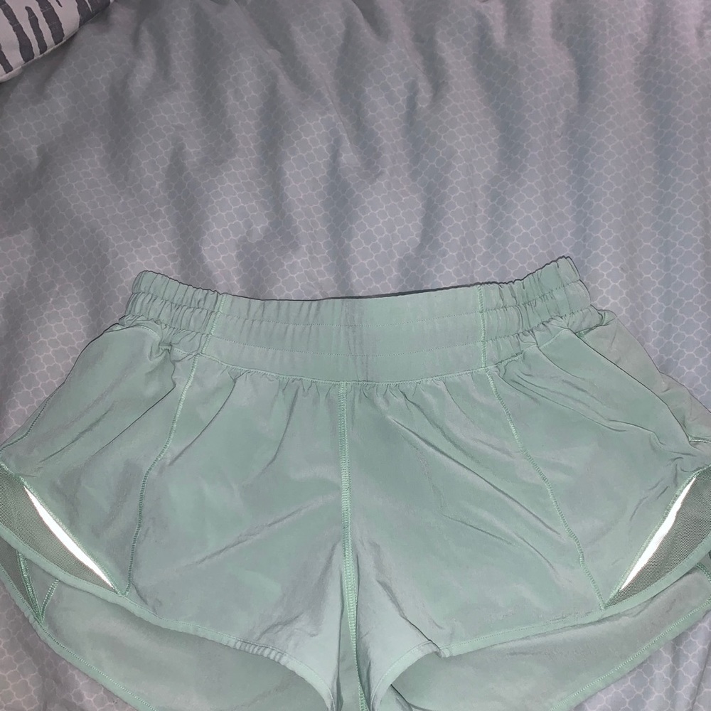 lululemon hotty hot shorts 2.5”